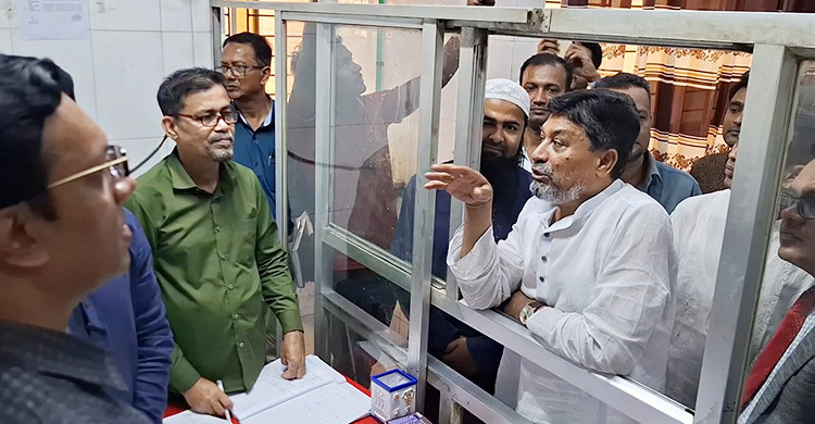 হঠাৎ হাসপাতাল পরিদর্শনে এমপি, লাইনে দাঁড়িয়ে কাটলেন টিকিট