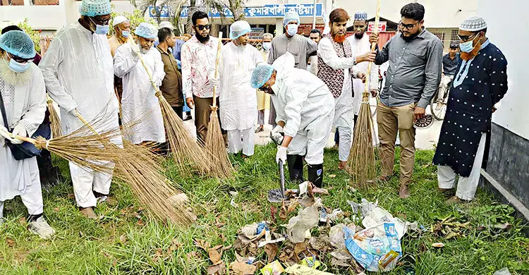 হাসপাতালের ময়লা-আবর্জনা পরিষ্কার অভিযানে নামলেন এমপি