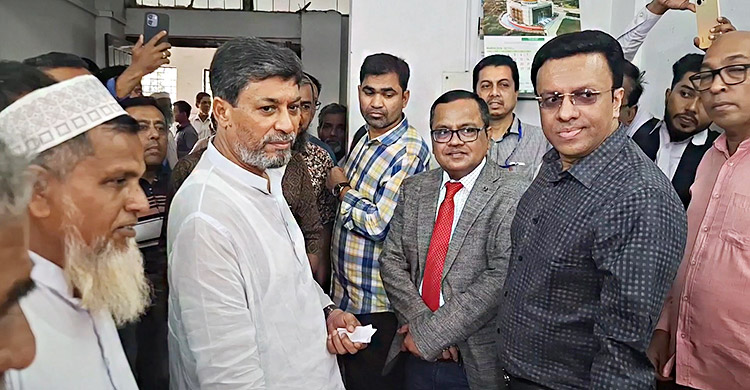 হঠাৎ হাসপাতাল পরিদর্শনে এমপি, লাইনে দাঁড়িয়ে কাটলেন টিকিট