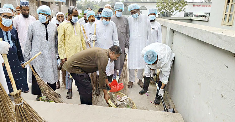 কুষ্টিয়ার কুমারখালী উপজেলা স্বাস্থ্য কমপ্লেক্সে পরিষ্কার-পরিচ্ছন্নতা অভিযানে অংশ নেন সংসদ সদস্য মো. আফজাল হোসেন