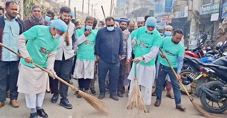 ঝাড়ু হাতে সড়কে পরিচ্ছন্নতা অভিযানে এমপি আবু তালিব