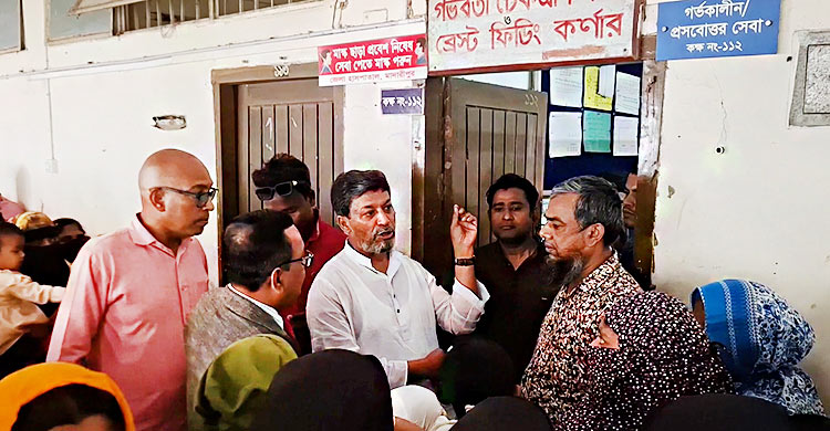 হঠাৎ হাসপাতাল পরিদর্শনে এমপি, লাইনে দাঁড়িয়ে কাটলেন টিকিট