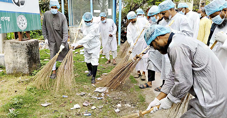 কুষ্টিয়ার কুমারখালী উপজেলা স্বাস্থ্য কমপ্লেক্সে পরিষ্কার-পরিচ্ছন্নতা অভিযানে অংশ নেন সংসদ সদস্য মো. আফজাল হোসেন