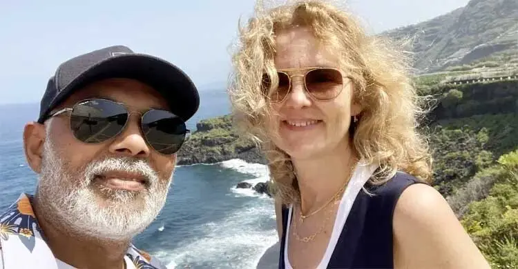 দূর থেকে কাশফুল ঘনো দেখা যায়