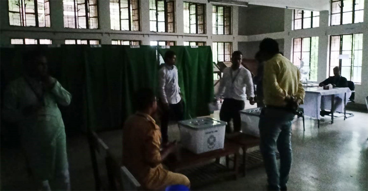 ১০ নম্বর হলে বিদ্যুৎ নেই, অন্ধকারেই চলছে ভোটগ্রহণ