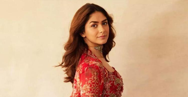 প্রেমের গুঞ্জন উসকে দিলেন ম্রুণাল ঠাকুর