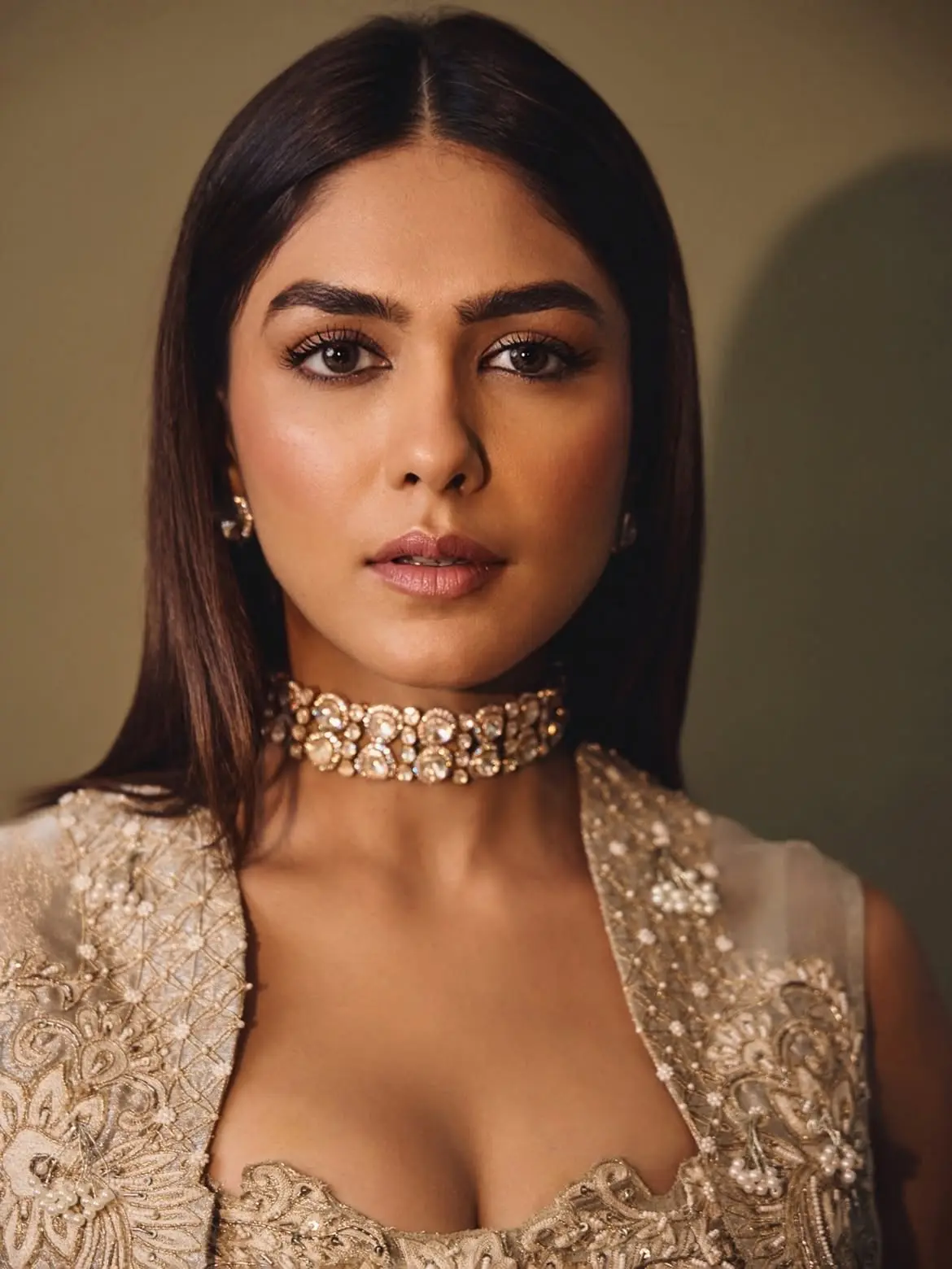 ঐতিহ্যের ছোঁয়ায় আধুনিক অভিজাত্য, ম্রুণালের এলিগ্যান্ট লুক