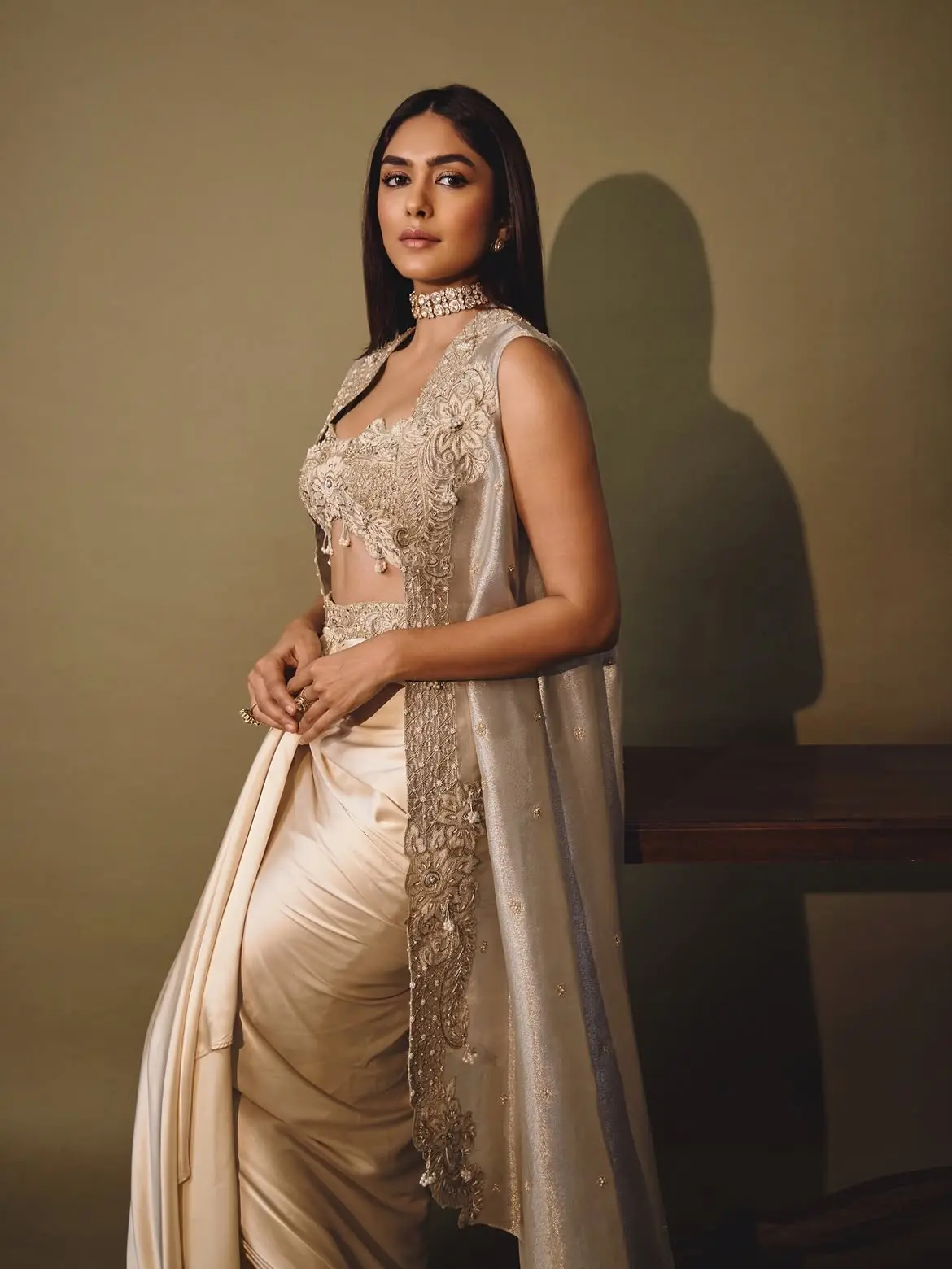 ঐতিহ্যের ছোঁয়ায় আধুনিক অভিজাত্য, ম্রুণালের এলিগ্যান্ট লুক
