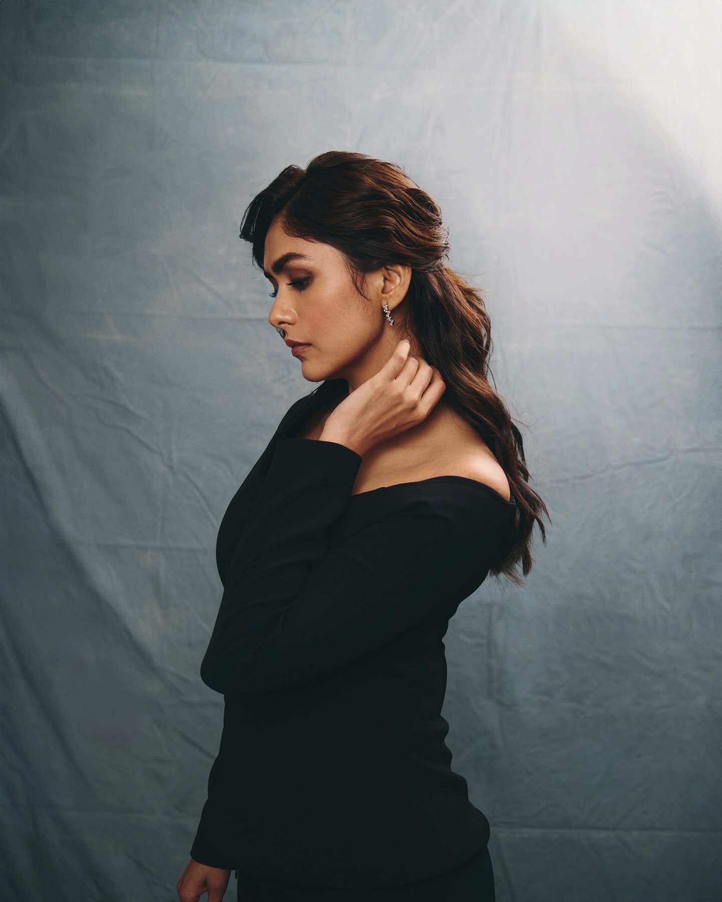 কালোর মায়ায় আত্মবিশ্বাসী মৃণাল