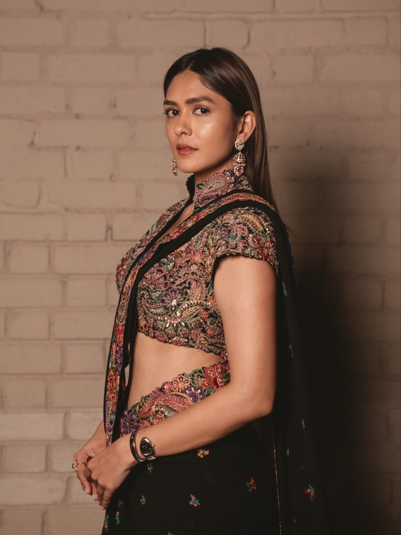 ঐতিহ্য আর স্টাইলে মুগ্ধতা ছড়ালেন মৃণাল