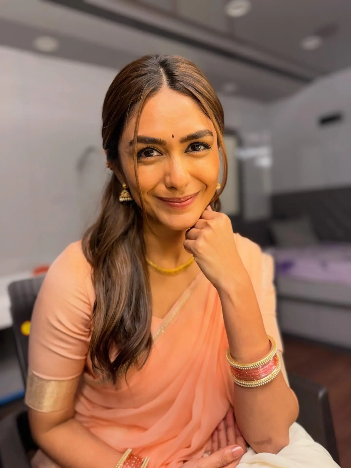ড্যাম্প স্পঞ্জেই লুকিয়ে ম্রুণালের গ্লো রহস্য