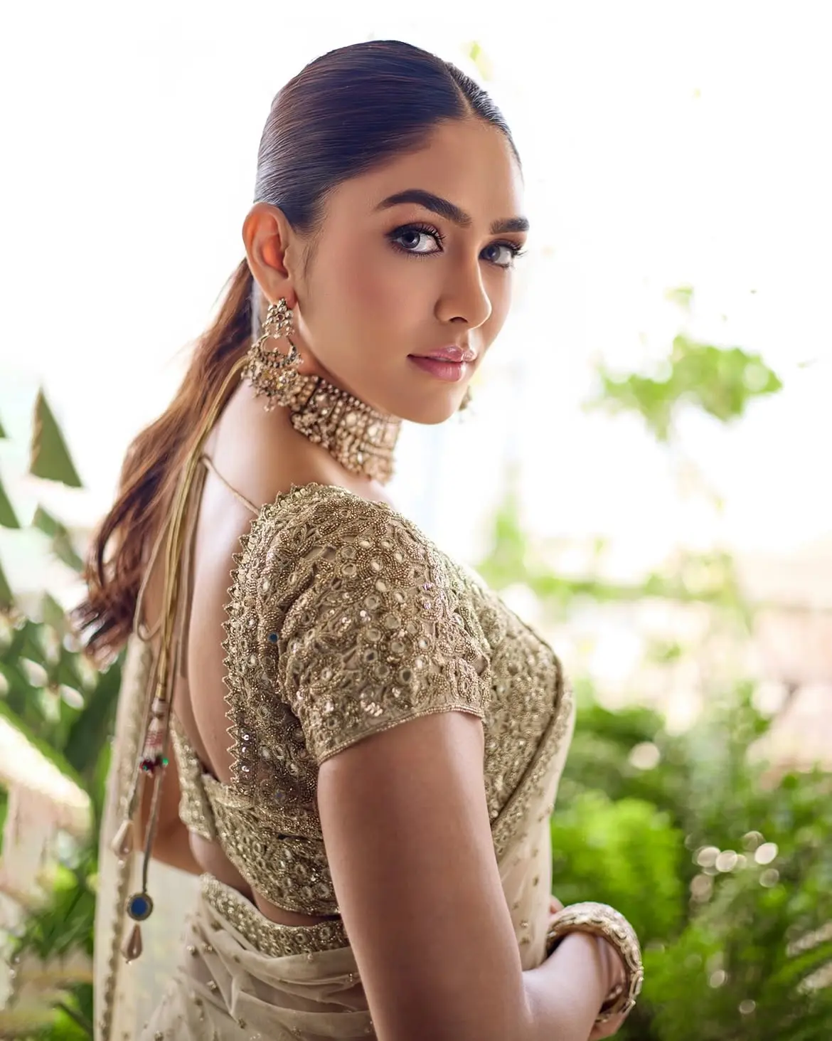 বিয়ের মৌসুমে ম্রুণালের এই লুকই সেরা অনুপ্রেরণা