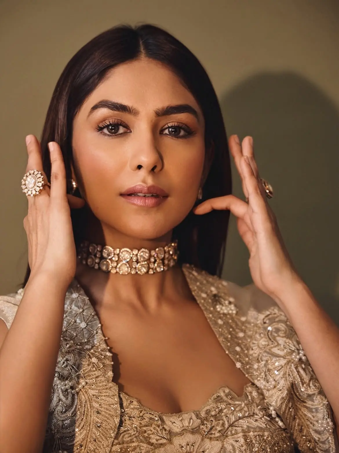 ঐতিহ্যের ছোঁয়ায় আধুনিক অভিজাত্য, ম্রুণালের এলিগ্যান্ট লুক