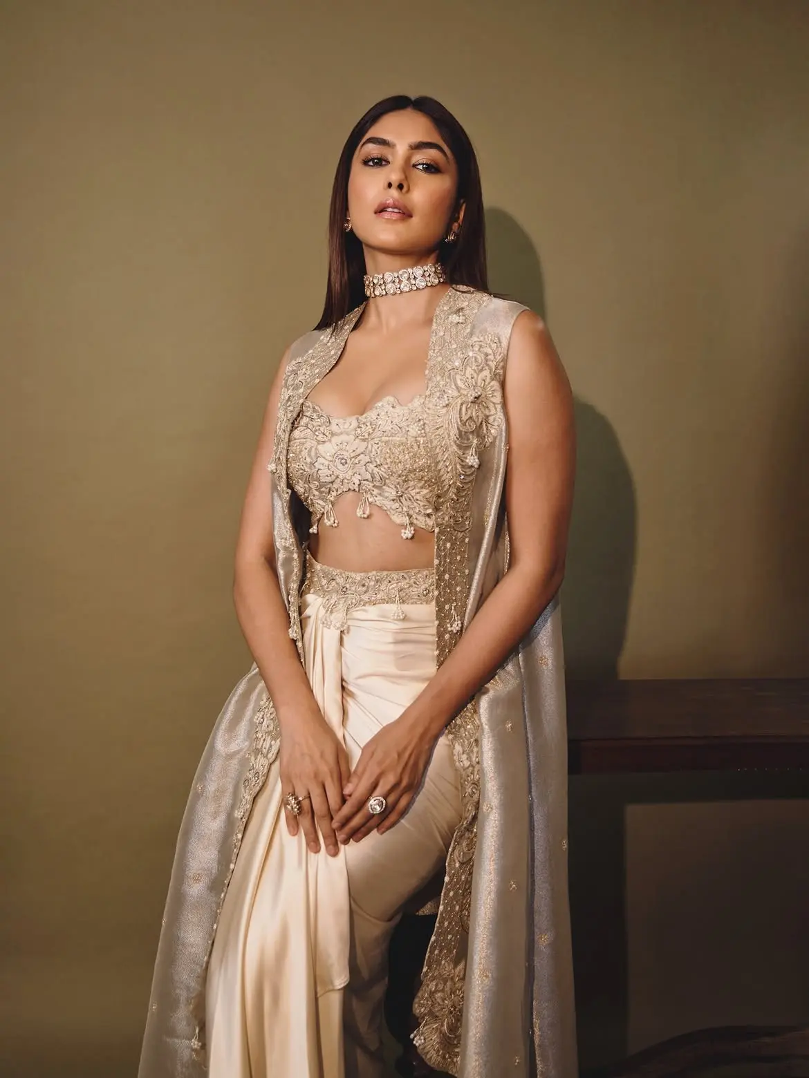 ঐতিহ্যের ছোঁয়ায় আধুনিক অভিজাত্য, ম্রুণালের এলিগ্যান্ট লুক