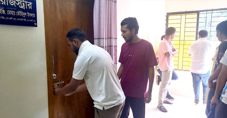 বুধবার সকালের মধ্যে ‘মাকসু’ রোডম্যাপ ঘোষণা করতে আলটিমেটাম