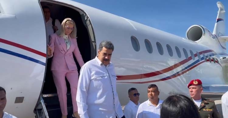 ‘বিমানের রুট বদলে দিলে ধনী বানিয়ে দেব’ মাদুরোর পাইলটকে মার্কিন গোয়েন্দার প্রস্তাব