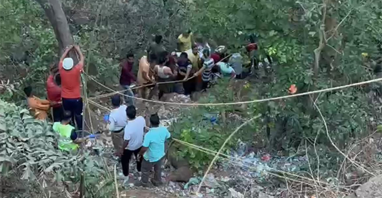 মুম্বাইয়ে নিয়ন্ত্রণ হারিয়ে বাস খাদে, নিহত ১২