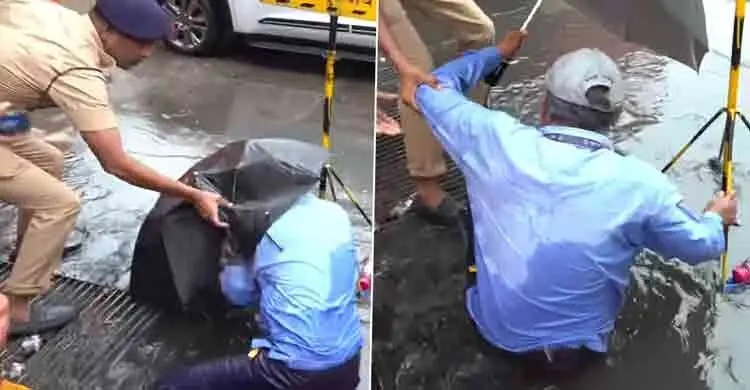 মেয়রের সামনেই ম্যানহোলে পড়ে গেলেন পৌরকর্মী