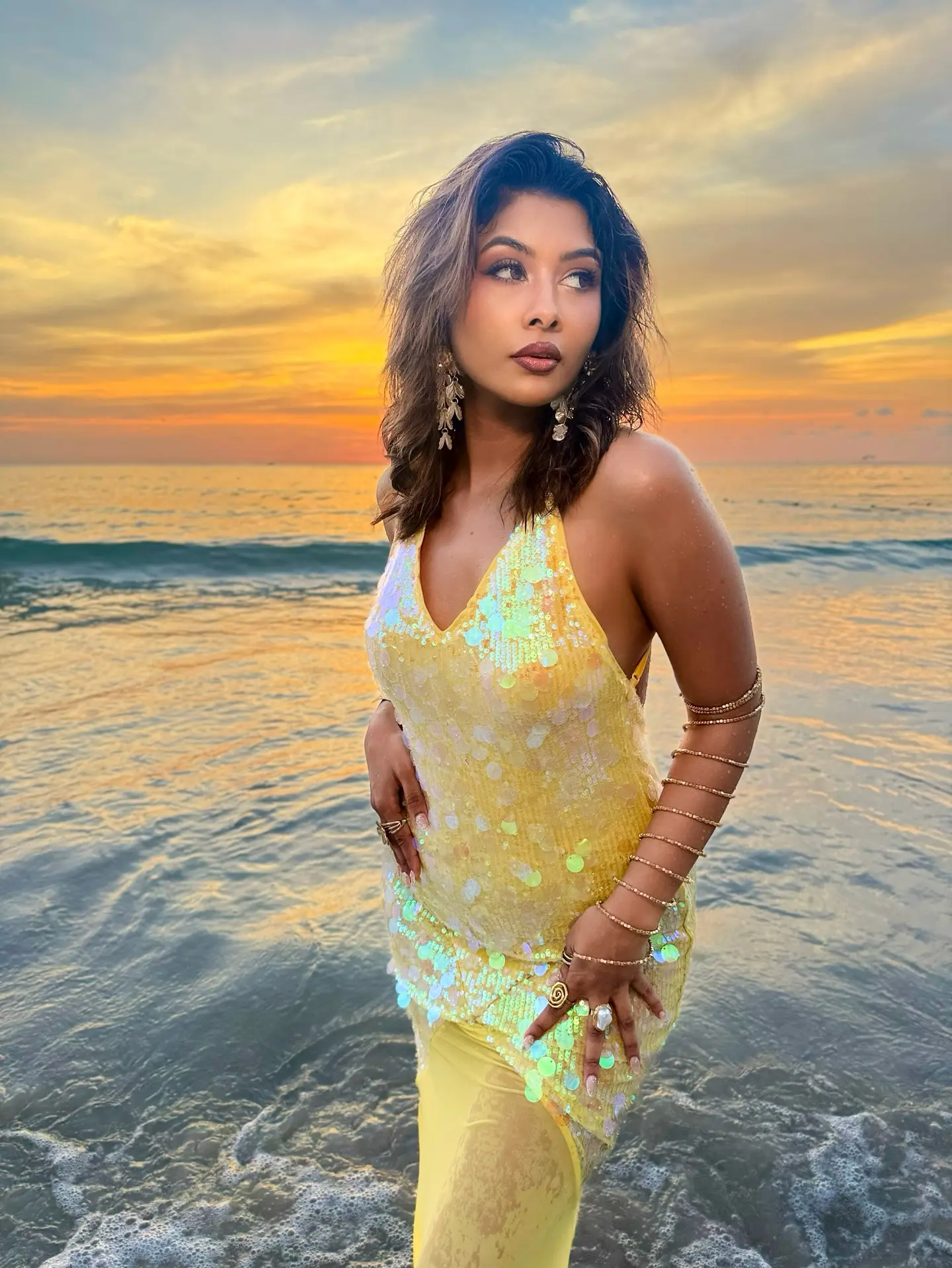 মারমেইড সাজে ফুকেটে উষ্ণতা ছড়াচ্ছেন টয়া