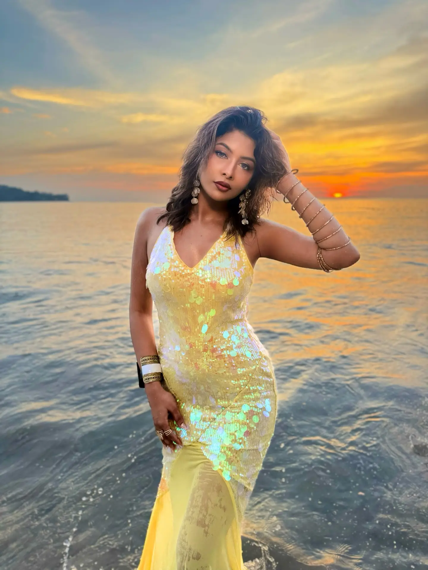 মারমেইড সাজে ফুকেটে উষ্ণতা ছড়াচ্ছেন টয়া