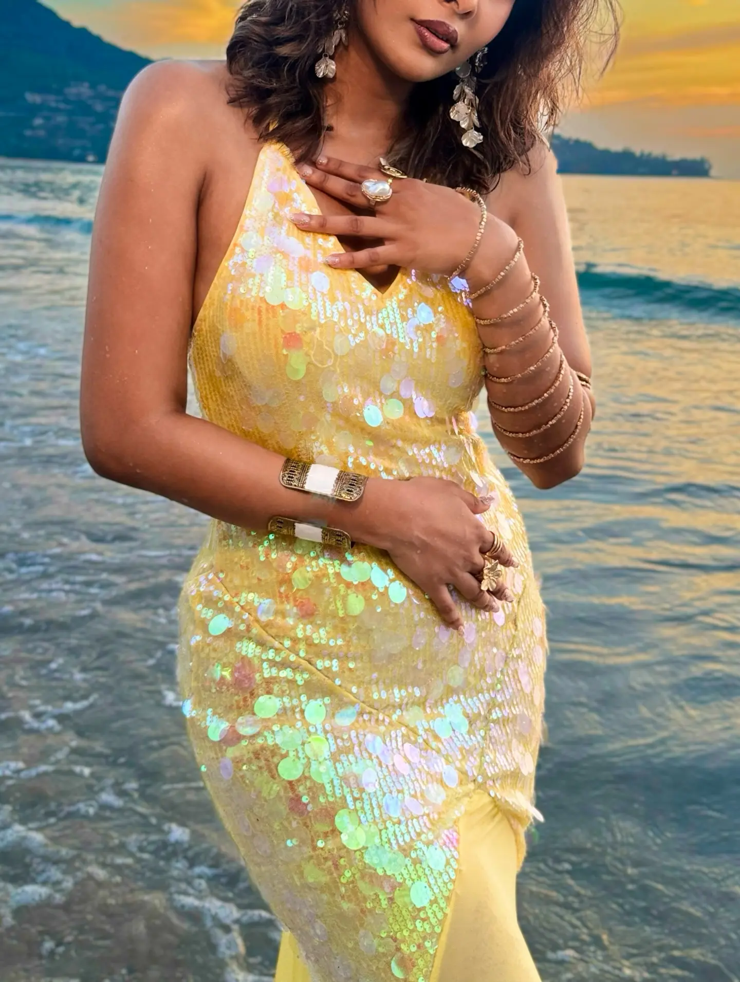 মারমেইড সাজে ফুকেটে উষ্ণতা ছড়াচ্ছেন টয়া