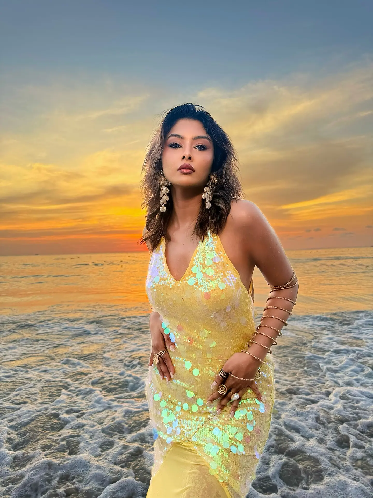 মারমেইড সাজে ফুকেটে উষ্ণতা ছড়াচ্ছেন টয়া