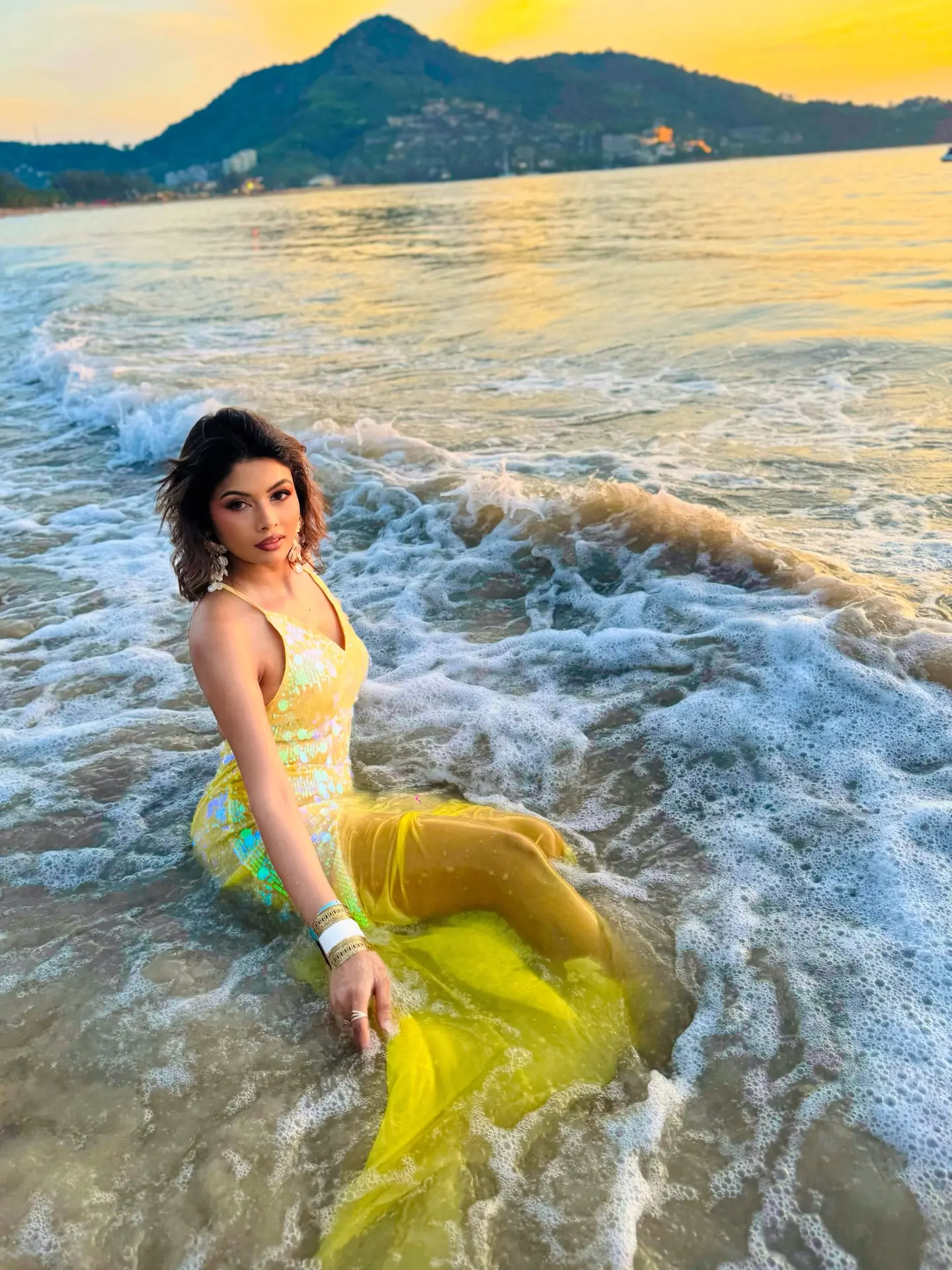 মারমেইড সাজে ফুকেটে উষ্ণতা ছড়াচ্ছেন টয়া