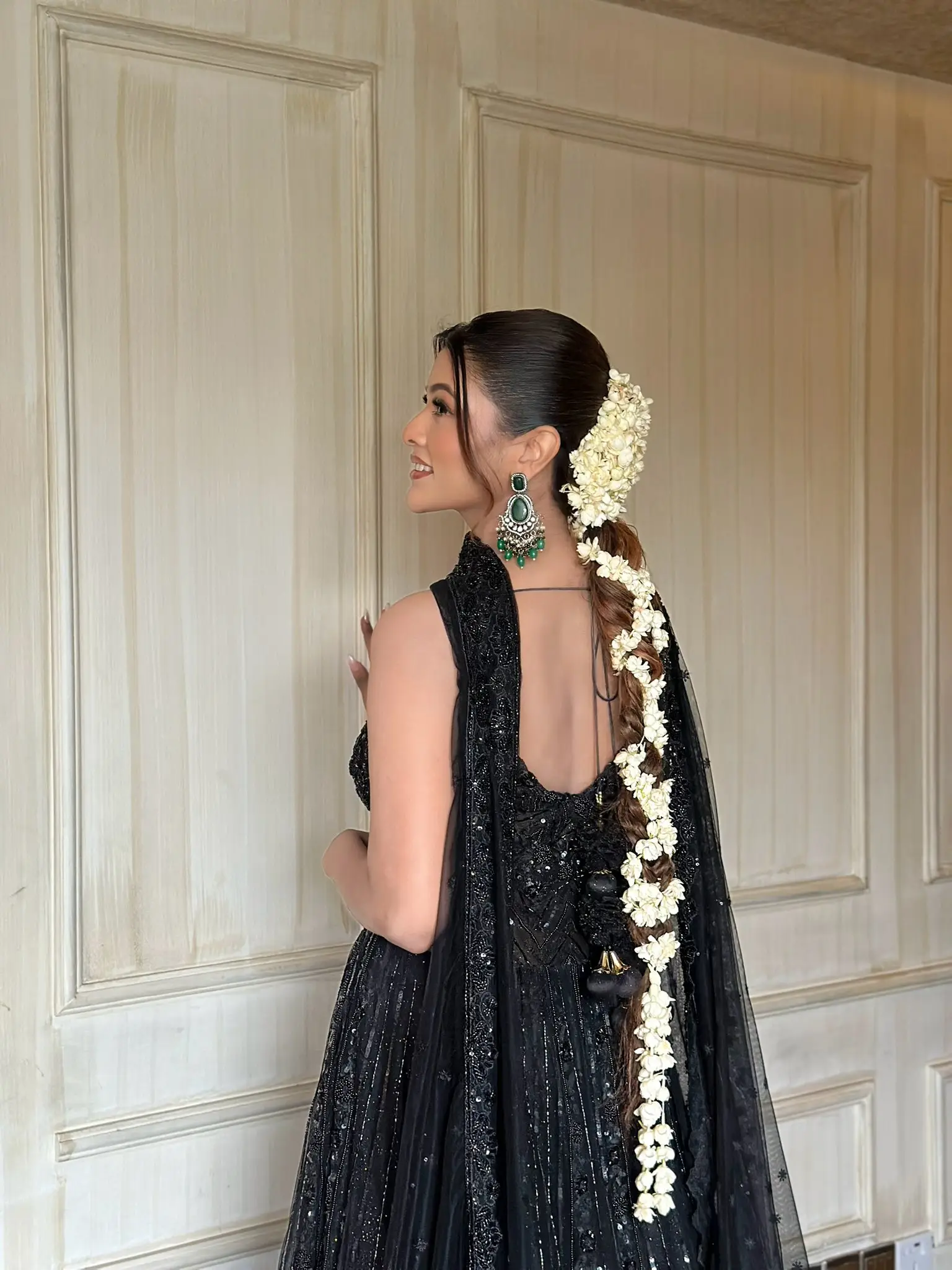 কালো আভায় নজর কাড়লেন টয়া