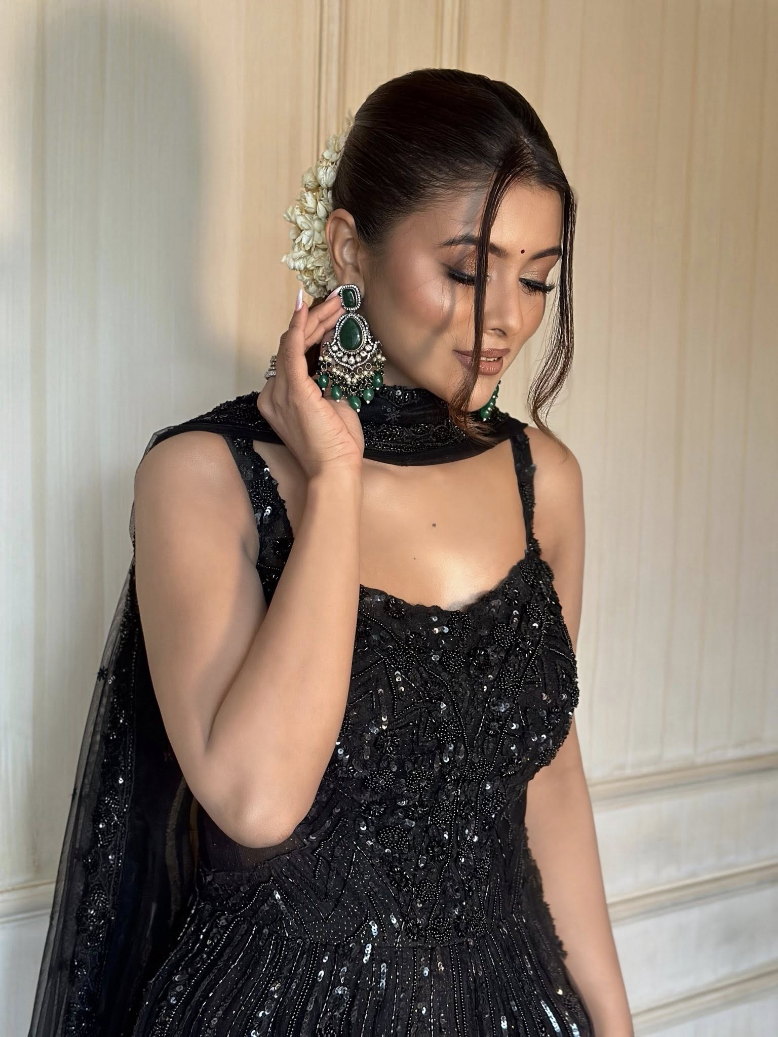 কালো আভায় নজর কাড়লেন টয়া