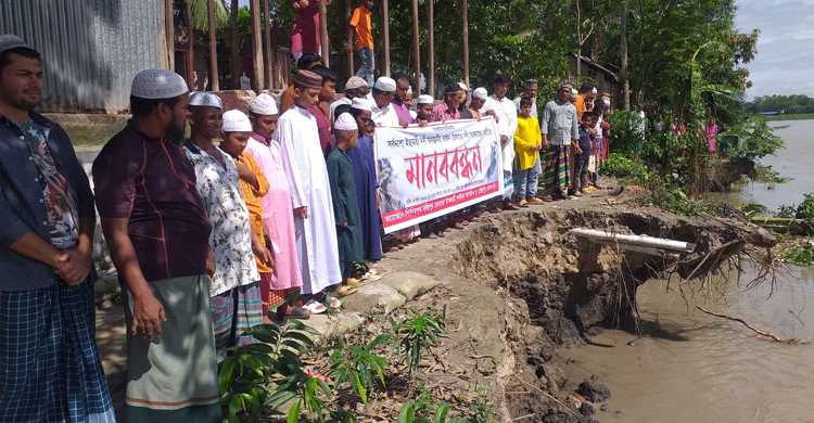 খালের ভাঙনে বিলীনের পথে গ্রাম
