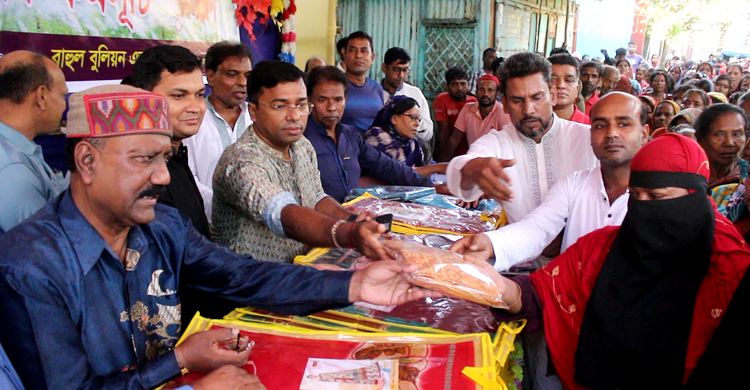 পূজায় মুন্সিগঞ্জের ১১০০ অসহায় পেলেন বস্ত্র উপহার