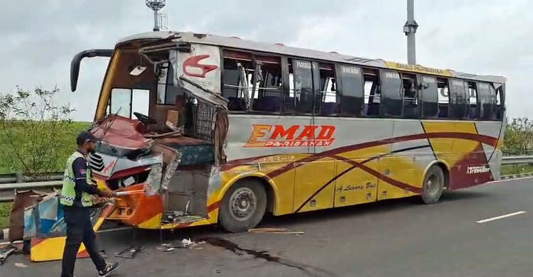 এক্সপ্রেসওয়েতে থেমে থাকা বাসে অন্য বাসের ধাক্কায় হেলপার নিহত