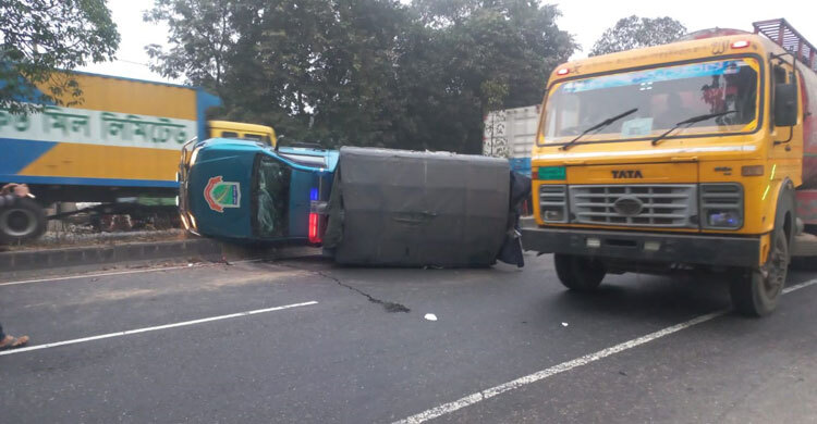 পুলিশের টহল গাড়িতে কাভার্ডভ্যানের ধাক্কা, সার্জেন্টসহ আহত ২