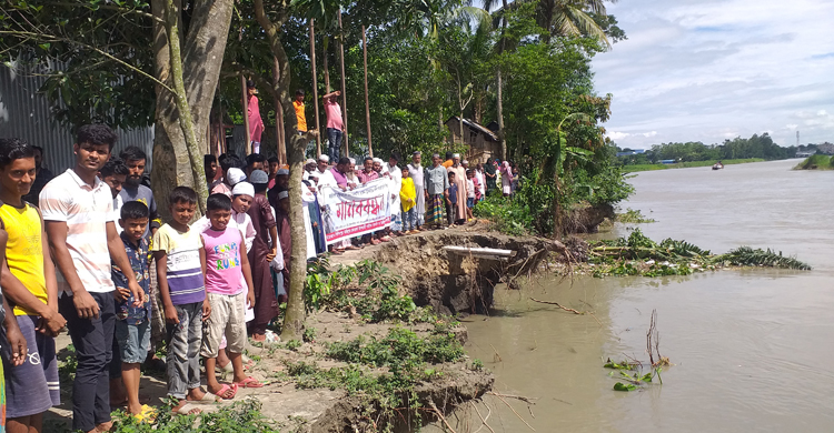 খালের ভাঙনে বিলীনের পথে গ্রাম