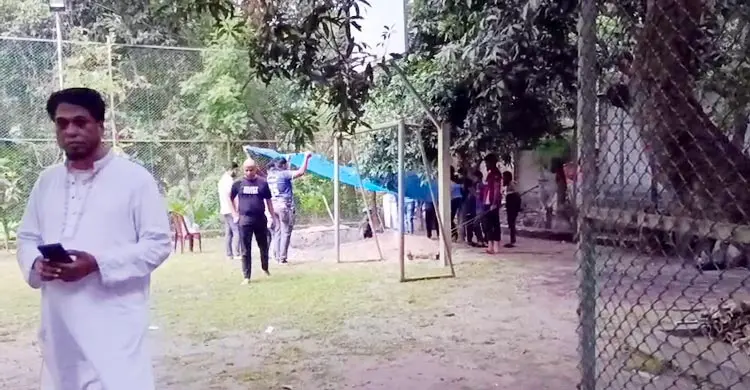কারিনার কবরের পাশে মসজিদ নির্মাণের প্রতিশ্রুতি মায়ের
