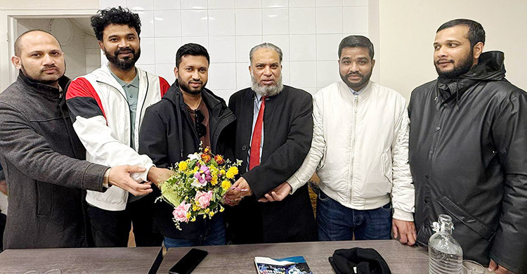 প্যারিসে প্রবাসী সাংবাদিক মতিউর রহমান মুন্নাকে সংবর্ধনা