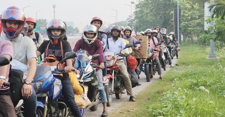 পদ্মা সেতু দিয়ে আজও মোটরসাইকেল পারাপারের হিড়িক