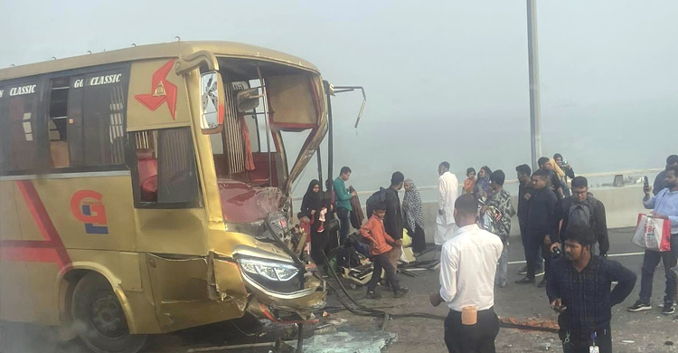 পদ্মা সেতুতে দুই বাসের মুখোমুখি সংঘর্ষ, আহত ২
