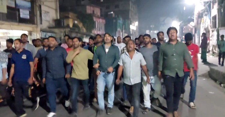 বোরকা পরে ককটেল বিস্ফোরণ, আতঙ্ক