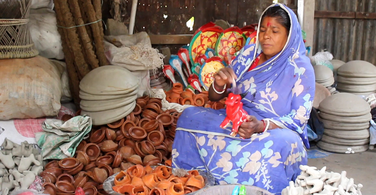 বৈশাখকে ঘিরে কর্মব্যস্ত মৃৎশিল্পীরা