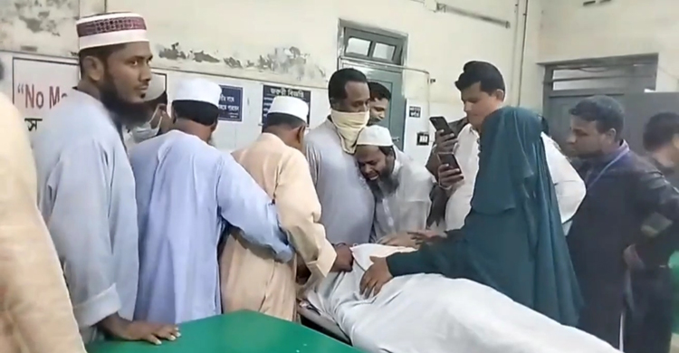 মুন্সিগঞ্জ সদর উপজেলায় দাখিল পরীক্ষা দিতে কেন্দ্রে এসে মাহামুদুল হাসান (১৮) নামে এক শিক্ষার্থীর মৃত্যু হয়েছে