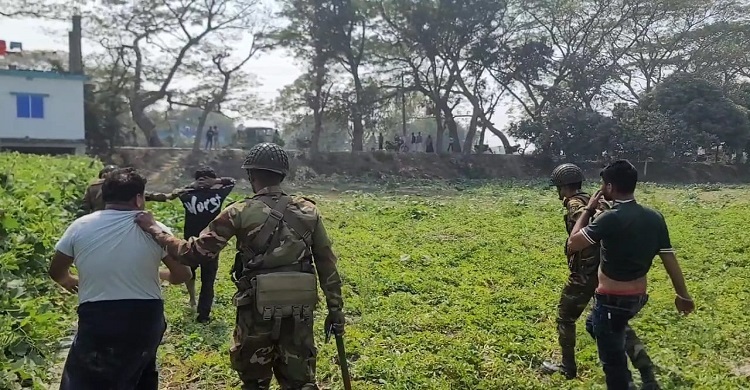 Crude bombs explode near Munshiganj polling centre, 5 held