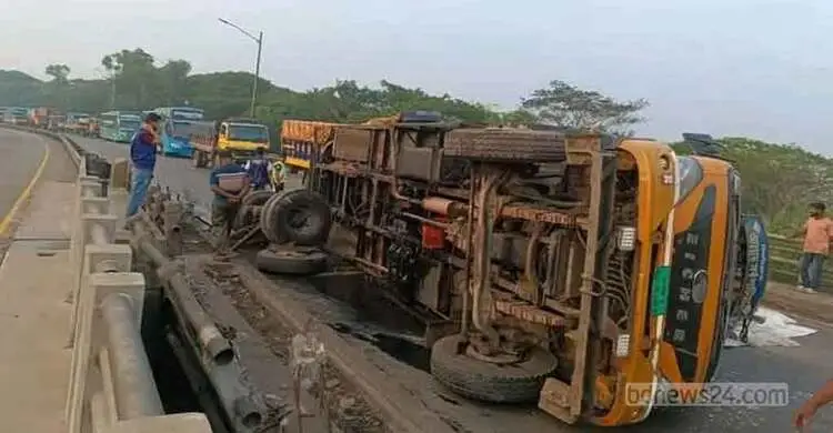 ঢাকা-চট্টগ্রাম মহাসড়কে স্ক্রাপবাহী লরি উল্টে ৫ কিলোমিটার যানজট