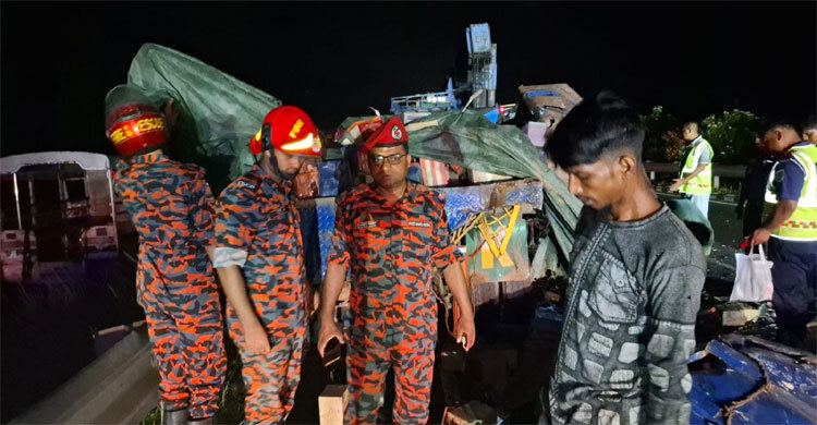 4 die as bus hits truck on Dhaka-Mawa Expressway