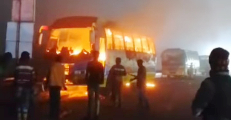 মধ্যরাতে বাসে আগুন, ঘুমিয়ে থাকা হেলপারের মৃত্যু