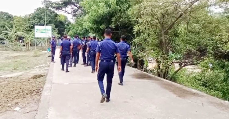 ২ প্রার্থীর সমর্থকদের মধ্যে সংঘর্ষ, পুলিশের রাবার বুলেট নিক্ষেপ