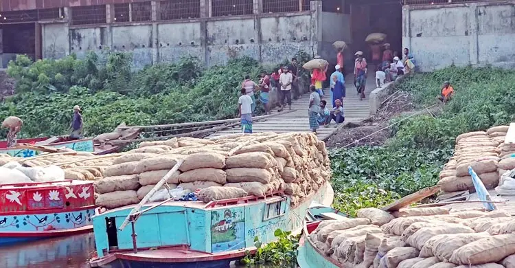 তেল সংকটে কঠিন হচ্ছে চরাঞ্চলের জীবন-জীবিকা