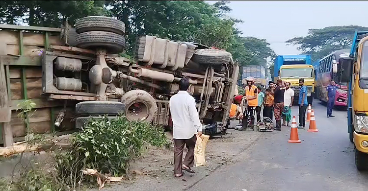 লরির নিচে চাপা পড়লেন হেলপার, পালালেন চালক