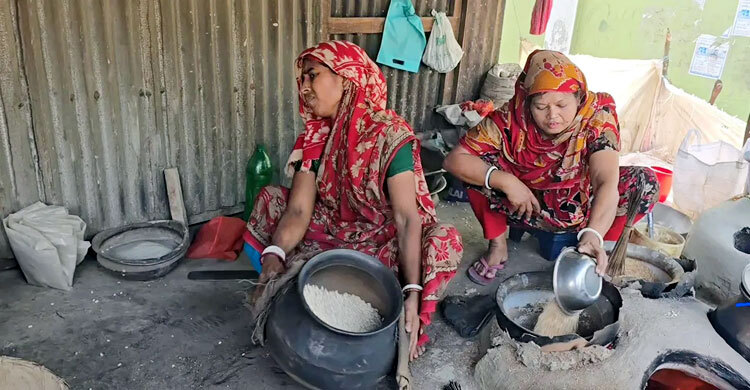 পেশা বদলেছেন হাতে ভাজা মুড়ির কারিগররা