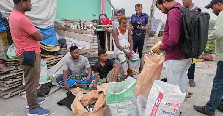 মুন্সীগঞ্জে অস্ত্র-গুলি ও বোমার সরঞ্জামসহ গ্রেফতার ৩